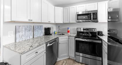 Cozy Beach Villa, Shared Heated Pool, Steps to Beach, Restaurants!