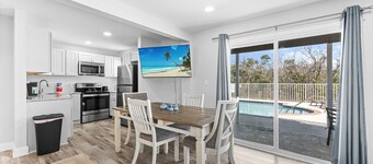 Cozy Beach Villa, Shared Heated Pool, Steps to Beach, Restaurants!