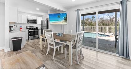 Cozy Beach Villa, Shared Heated Pool, Steps to Beach, Restaurants!