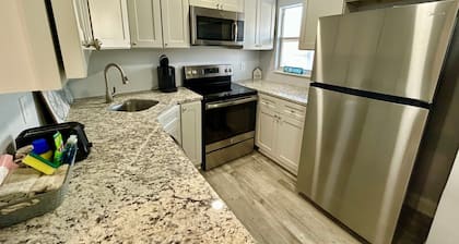 Cozy Beach Villa, Shared Heated Pool, Steps to Beach, Restaurants!