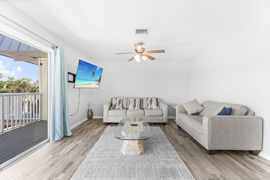 Huge Shared Pool, Walk To Beach, Times Square Restaurants! - Fort Myers Beach, FL