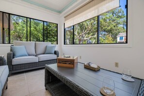 Smart TV, table tennis