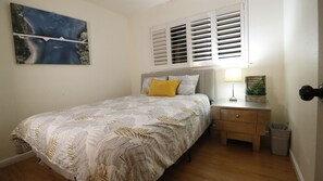 4 habitaciones, escritorio y tabla de planchar con plancha 