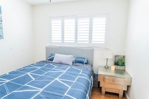 4 habitaciones, escritorio y tabla de planchar con plancha 