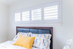 4 chambres, bureau, fer et planche à repasser, lit de bébé portatif