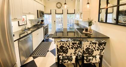 Stay in Heart of Downtown Annapolis Steps to Main St at Historic Carriage House