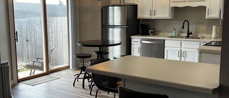 Réfrigérateur, micro-ondes, four, plaque de cuisson