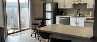 3 miles from EAA! Beautiful Oshkosh Duplex: The Westhaven