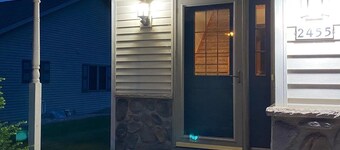 3 miles from EAA! Beautiful Oshkosh Duplex: The Westhaven