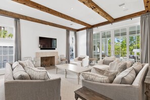 TV, caminetto, tavolo da ping pong, videoteca