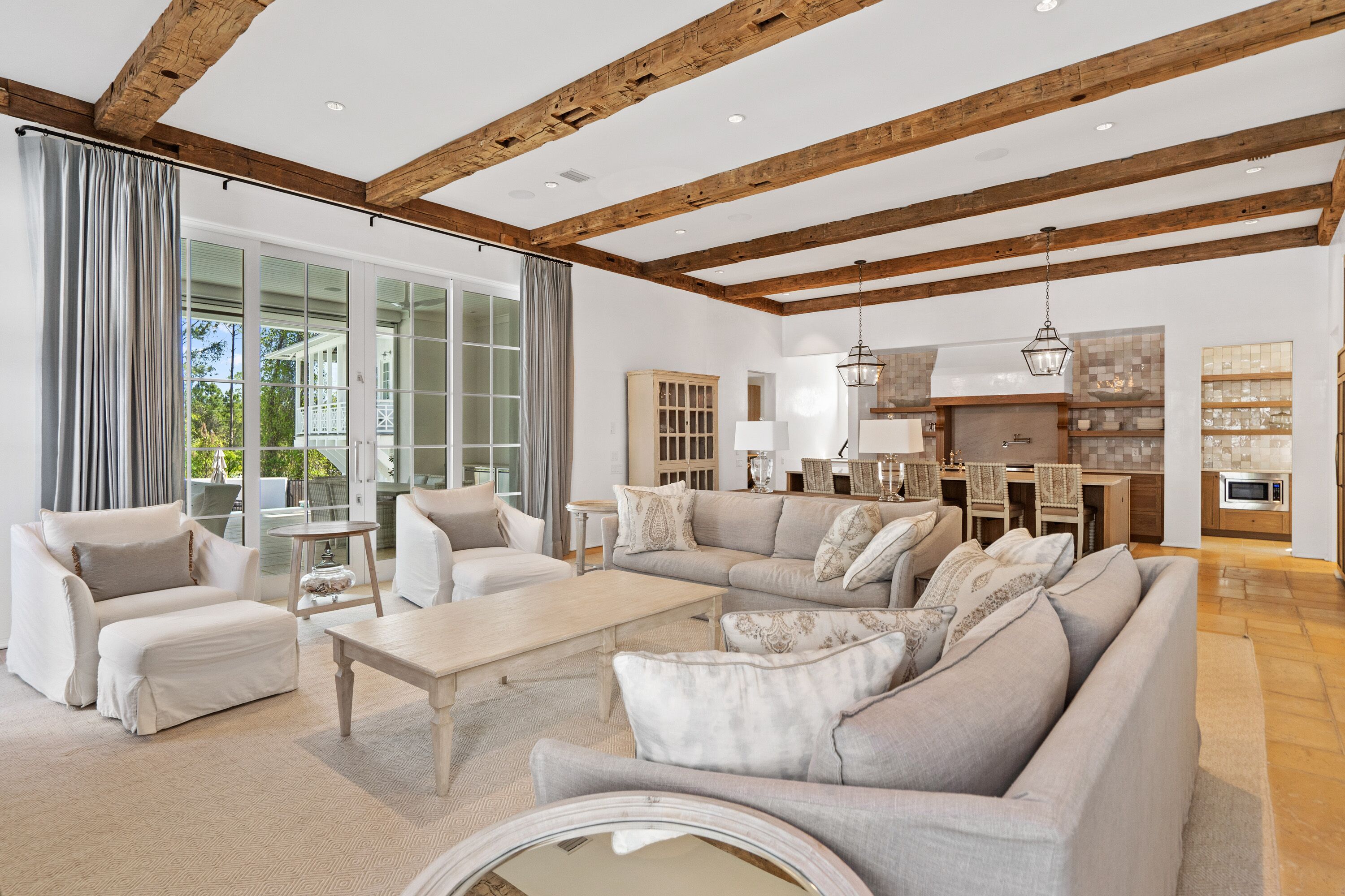 Televisie, een open haard, een tafeltennistafel en een filmbibliotheek