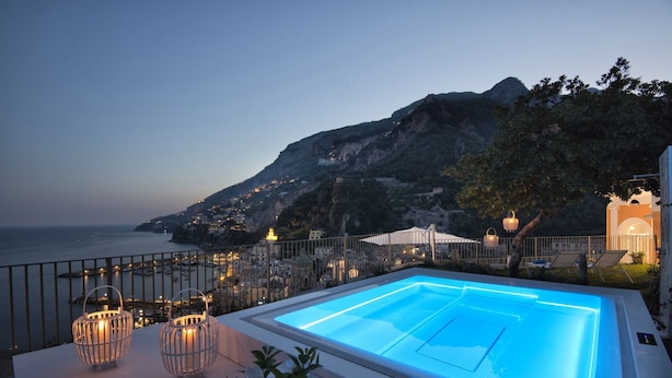 A pool with a view of the sea and a mountainous landscape. - Splendid luxury villa, an ancient palace in Amalfi with jacuzzi-pool and sea-view, at 300 m from the (Amalfi)