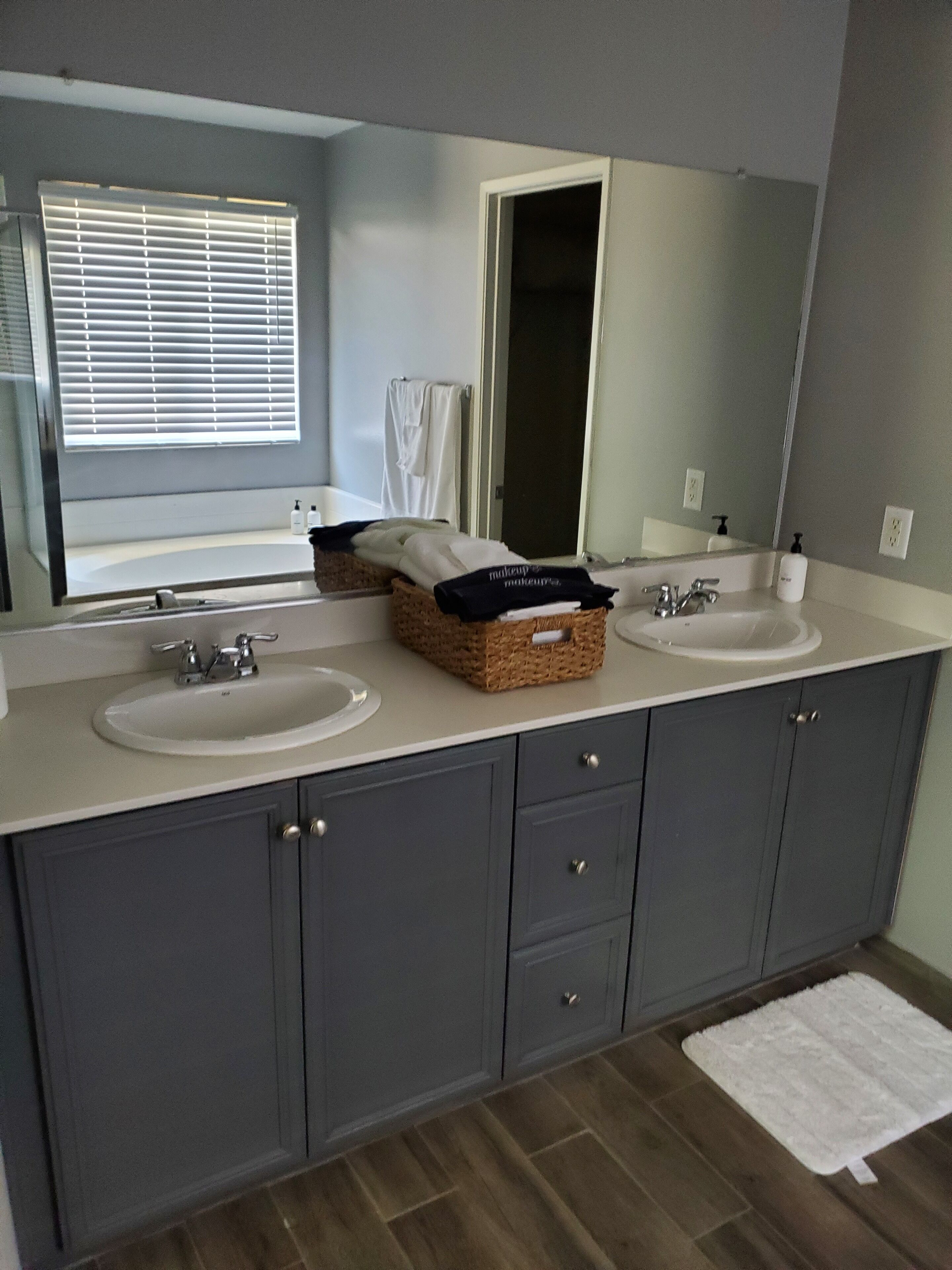 Ensemble douche/baignoire, sèche-cheveux, serviettes fournies, savon