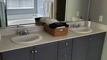 Ensemble douche/baignoire, sĂšche-cheveux, serviettes fournies, savon