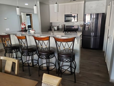 Fridge, microwave, oven, stovetop. Peaceful Home - 7 minutes from empire polo club