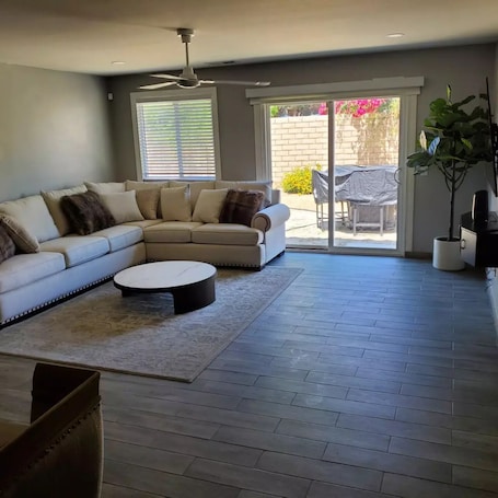 Smart TV. Peaceful Home - 7 minutes from empire polo club