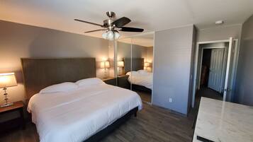 4 多间卧室、办公桌、熨斗/熨衣板、旅行婴儿床