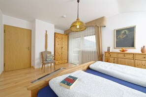 1 bedroom, internet, bed sheets - Apartment II in the adjoining house, 55 sqm with separate bedroom, south-facing balcony (Aschau im Chiemgau)