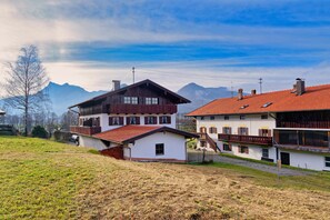 Exterior - Apartment II in the adjoining house, 55 sqm with separate bedroom, south-facing balcony (Aschau im Chiemgau)