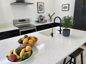 Frigorifero, microonde, forno, piano cottura