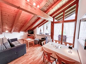 TV - Hochplatte attic studio with 2 bedrooms and balcony with mountain view (Unterwössen)