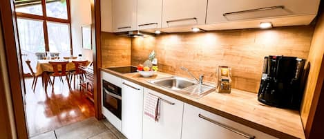 Fridge, microwave, stovetop, dishwasher