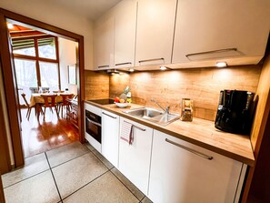 Réfrigérateur, micro-ondes, plaque de cuisson, lave-vaisselle