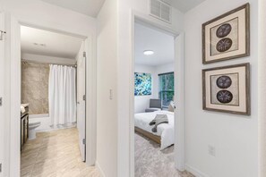4 habitaciones, escritorio, tabla de planchar con plancha y wifi