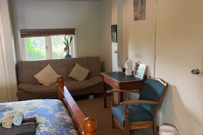 1 bedroom, desk, iron/ironing board, free WiFi - 1 Queen Bed and 1 Sofa Bed, Studio B, 25 Glenfell Place, Epsom, Auckland (Auckland)