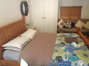 1 bedroom, desk, iron/ironing board, free WiFi - 1 Queen Bed and 1 Sofa Bed, Studio B, 25 Glenfell Place, Epsom, Auckland (Auckland)