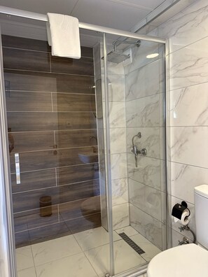 Habitación doble Deluxe, 1 cama King size, para no fumadores, balcón | Ropa de cama de alta calidad, minibar, escritorio y insonorización 