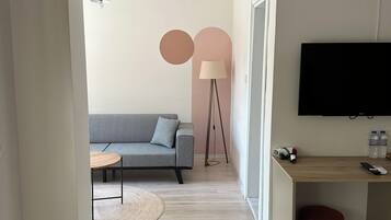 Phòng 3 Deluxe | Bộ đồ giường cao cấp, minibar, bàn, phòng cách âm