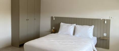 Deluxe Double Room, 1 King Bed, Non Smoking, Balcony | Premium bedding, minibar, desk, soundproofing