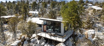 Mid Century Modern home in the boulders. Amazing views. 1.4 miles from downtown.