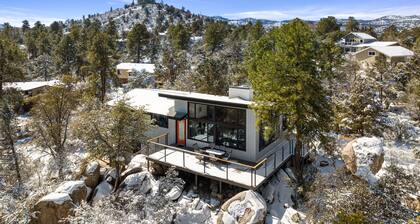 Mid Century Modern home in the boulders. Amazing views. 1.4 miles from downtown.