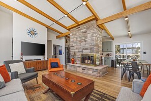 Smart-TV, Kamin, Tischfußball, Bücher