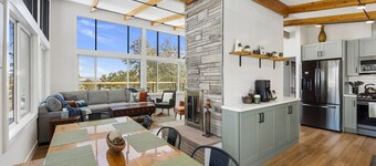 Mid Century Modern home in the boulders. Amazing views. 1.4 miles from downtown.