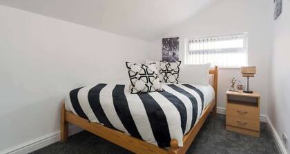 3 Bedroom Adom Home 4 Beds- Central Location