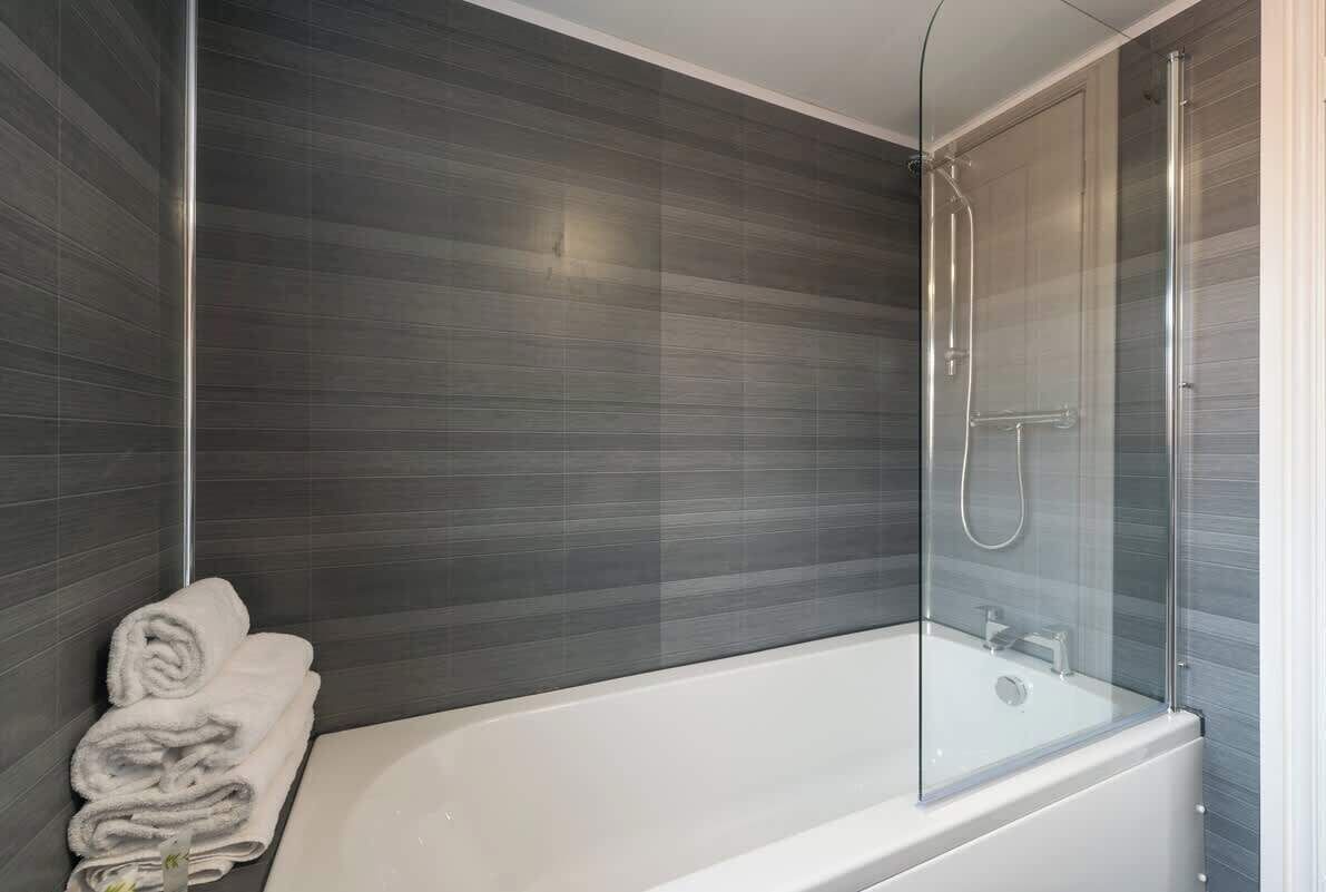 Ensemble douche/baignoire, sèche-cheveux, shampoing