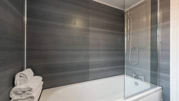 Ensemble douche/baignoire, sèche-cheveux, shampoing