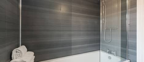 Ensemble douche/baignoire, sĂšche-cheveux, serviettes fournies, savon