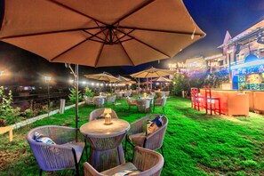 Outdoor dining - PARADISE - The Whitehouse Cafe (Manali)