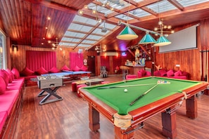 Sports bar - PARADISE - The Whitehouse Cafe (Manali)