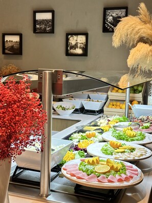 Tägliches Frühstücksbuffet gegen Gebühr