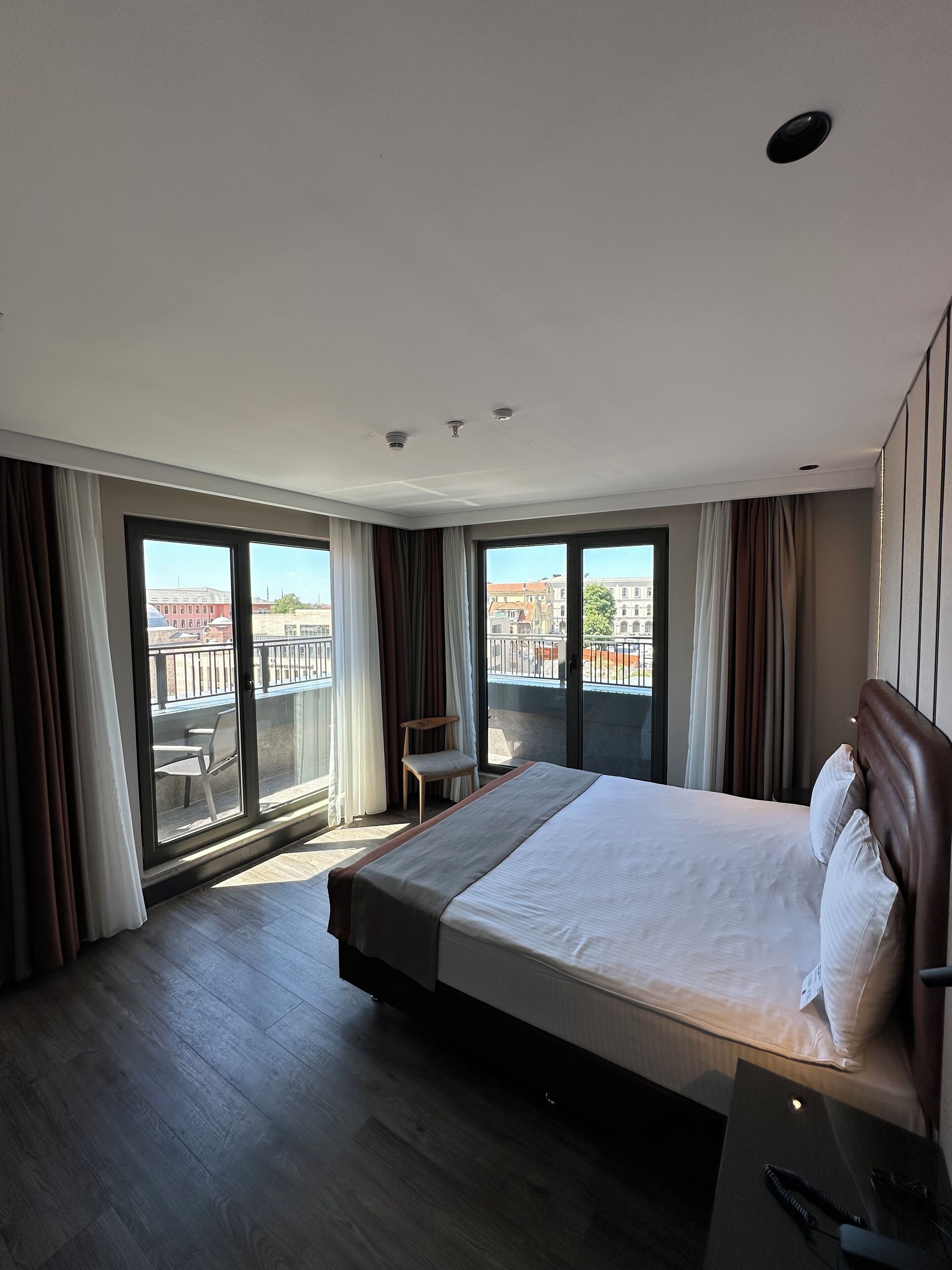 Junior Suite King with Balcony | Een minibar, een kluis op de kamer, individueel gedecoreerd