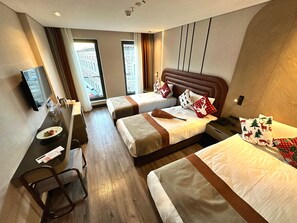 Tremannsrom – deluxe, 3 enkeltsenger | Minibar, safe på rommet, skrivebord og skrivebord for bærbar PC