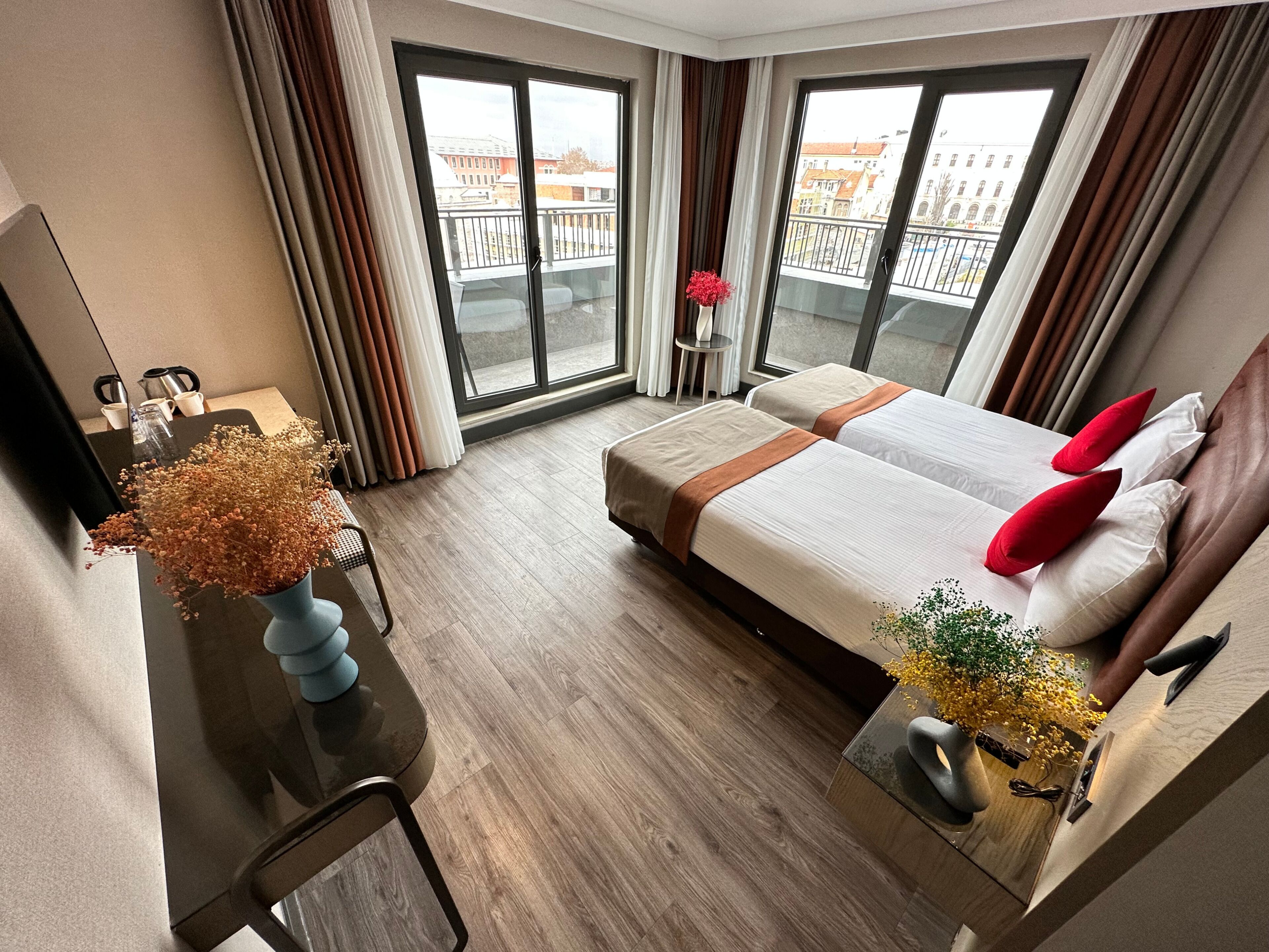 Junior Suite Twin with Balcony | Een minibar, een kluis op de kamer, individueel gedecoreerd