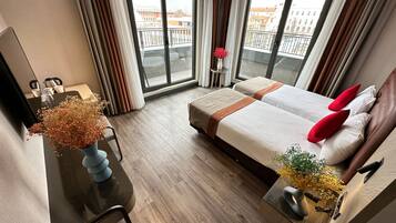 Junior Suite Twin with Balcony | Minibar, in-room safe, individually decorated, individually furnished