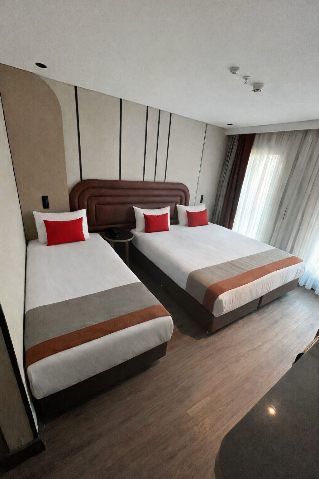 Familie driepersoonskamer | Een minibar, een kluis op de kamer, individueel gedecoreerd