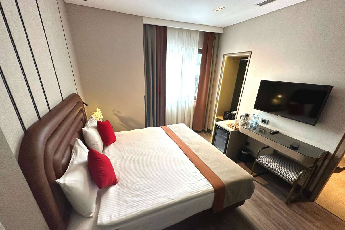 Minibar, coffres-forts dans les chambres, bureau